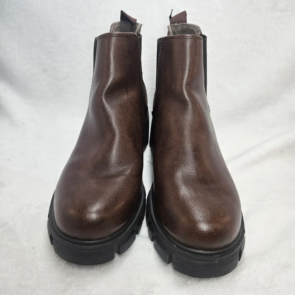 SODA Brown Ankle Boots Women's Size 9 Chunky Lug Sole Pull-On Chelsea